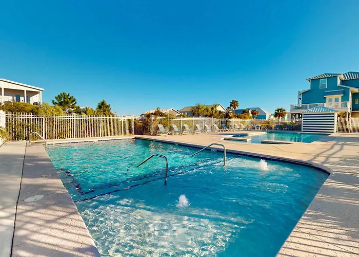 Dog Friendly With Shared Pool Hot Tub And Private Washer And Dryer Holiday home *