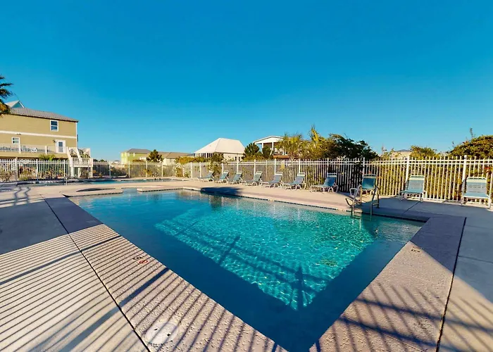 Dog Friendly With Shared Pool Hot Tub And Private Washer And Dryer Holiday home *